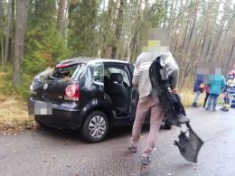 Samochód osobowy dachował na trasie w kierunku Zębowic