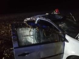 Dachowanie osobówki w powiecie brzeskim. Mężczyzna wrócił do domu i wezwał pomoc