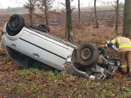 Dachowanie na trasie pomiędzy Kędzierzynem-Koźlem a Januszkowicami. 2 osoby w szpitalu