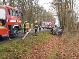 Dachowanie na trasie pomiędzy Kędzierzynem-Koźlem a Januszkowicami. 2 osoby w szpitalu