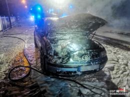 Samochód osobowy zapalił się w Dobrodzieniu. W akcji trzy zastępy straży