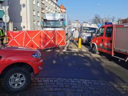 Śmiertelny wypadek na rondzie w Prudniku. Na pasach zginął 78-letni mężczyzna