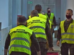 Szpital Tymczasowy się "zbroi". Żołnierze dostarczają sprzęt