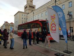 Trwa akcja "Zostań Świętym Mikołajem - Oddaj krew" na opolskim Rynku