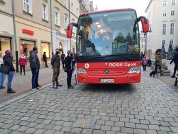 Trwa akcja "Zostań Świętym Mikołajem - Oddaj krew" na opolskim Rynku