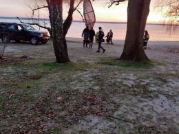 Mężczyzna uprawiał kitesurfing. Zawisł na drzewie w pobliżu jeziora w Turawie