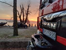 Mężczyzna uprawiał kitesurfing. Zawisł na drzewie w pobliżu jeziora w Turawie