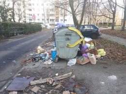 Mieszkańcy ulicy Spychalskiego skarżą się na zaniedbany teren wokół mieszkań
