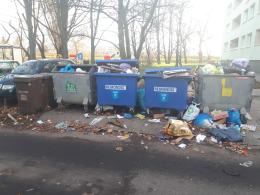 Mieszkańcy ulicy Spychalskiego skarżą się na zaniedbany teren wokół mieszkań