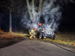 Ford uderzył w drzewo i stanął w płomieniach