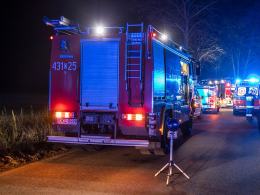 Ford uderzył w drzewo i stanął w płomieniach