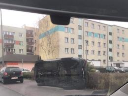Ozimek: Zaparkowane na osiedlu auto przeszkadzało chuliganom. Przewrócili je na bok