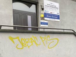 Wulgarne napisy na ścianach biura poselskiego PIS