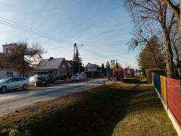 Pożar budynku w powiecie oleskim. Jedna osoba ranna