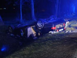 W wypadku w Gwoździcach zginął 22-letni kierowca mercedesa i jego 20-letnia pasażerka