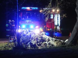 W wypadku w Gwoździcach zginął 22-letni kierowca mercedesa i jego 20-letnia pasażerka