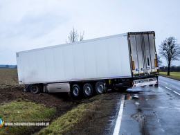 21-latek jechał ciężarówką z dzieckiem. Pojazd wylądował w rowie