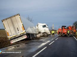 21-latek jechał ciężarówką z dzieckiem. Pojazd wylądował w rowie