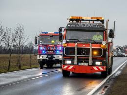 21-latek jechał ciężarówką z dzieckiem. Pojazd wylądował w rowie