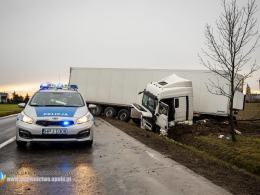 21-latek jechał ciężarówką z dzieckiem. Pojazd wylądował w rowie