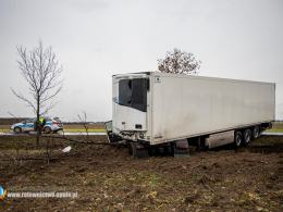 21-latek jechał ciężarówką z dzieckiem. Pojazd wylądował w rowie
