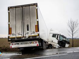 21-latek jechał ciężarówką z dzieckiem. Pojazd wylądował w rowie