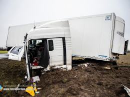 21-latek jechał ciężarówką z dzieckiem. Pojazd wylądował w rowie