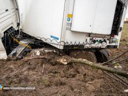 21-latek jechał ciężarówką z dzieckiem. Pojazd wylądował w rowie