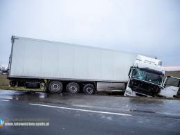21-latek jechał ciężarówką z dzieckiem. Pojazd wylądował w rowie
