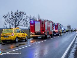 21-latek jechał ciężarówką z dzieckiem. Pojazd wylądował w rowie