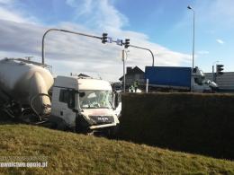Wypadek na obwodnicy Dobrodzienia. Zderzyły się samochody ciężarowe, dostawczy i osobówka