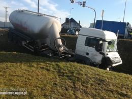 Wypadek na obwodnicy Dobrodzienia. Zderzyły się samochody ciężarowe, dostawczy i osobówka