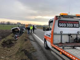 Folwark: Kierowca osobówki zjechał z drogi i dachował