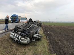 Folwark: Kierowca osobówki zjechał z drogi i dachował
