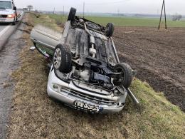 Folwark: Kierowca osobówki zjechał z drogi i dachował