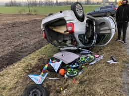 Folwark: Kierowca osobówki zjechał z drogi i dachował