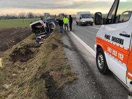 Folwark: Kierowca osobówki zjechał z drogi i dachował