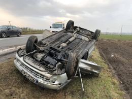 Folwark: Kierowca osobówki zjechał z drogi i dachował