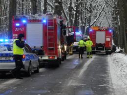 Wypadek na drodze Turawa-Marszałki. Samochód uderzył w drzewo
