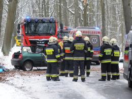 Wypadek na drodze Turawa-Marszałki. Samochód uderzył w drzewo