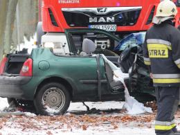 Wypadek na drodze Turawa-Marszałki. Samochód uderzył w drzewo