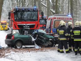 Wypadek na drodze Turawa-Marszałki. Samochód uderzył w drzewo