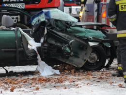 Wypadek na drodze Turawa-Marszałki. Samochód uderzył w drzewo