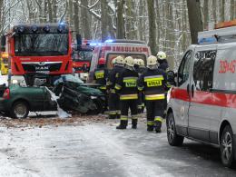Wypadek na drodze Turawa-Marszałki. Samochód uderzył w drzewo