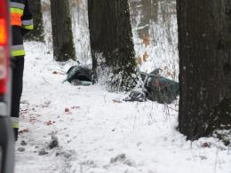Wypadek na drodze Turawa-Marszałki. Samochód uderzył w drzewo