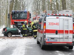 Wypadek na drodze Turawa-Marszałki. Samochód uderzył w drzewo