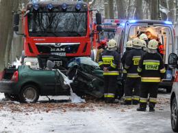 Wypadek na drodze Turawa-Marszałki. Samochód uderzył w drzewo