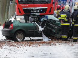 Wypadek na drodze Turawa-Marszałki. Samochód uderzył w drzewo