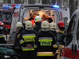 Wypadek na drodze Turawa-Marszałki. Samochód uderzył w drzewo