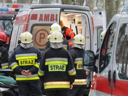 Wypadek na drodze Turawa-Marszałki. Samochód uderzył w drzewo